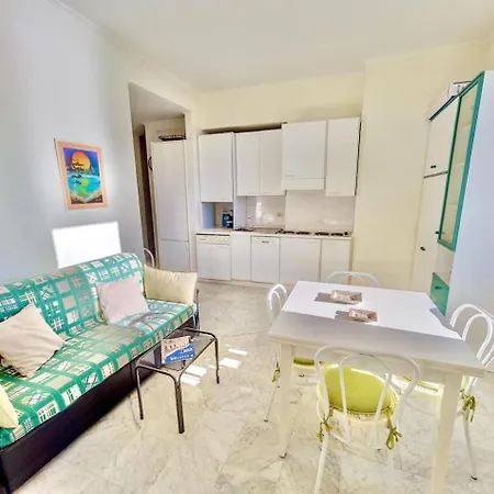 Seafront One Bedroom In Appartement Menton