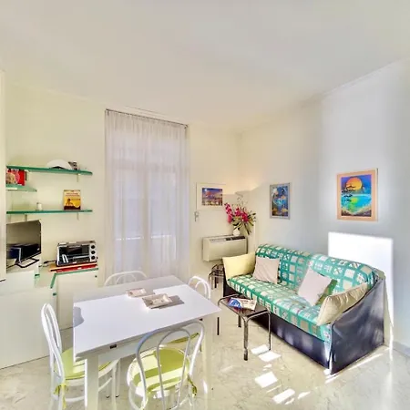 Apartmán Seafront One Bedroom In *